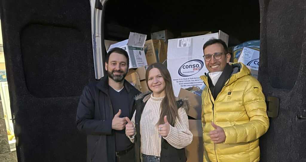 PD Dr. Daniel Lonic und PD Dr. Loeffelbein beladen zusammen mit Kolleg*innen und Freunden der MCLINIC einen Lieferwagen mit Spenden für die Ukraine.